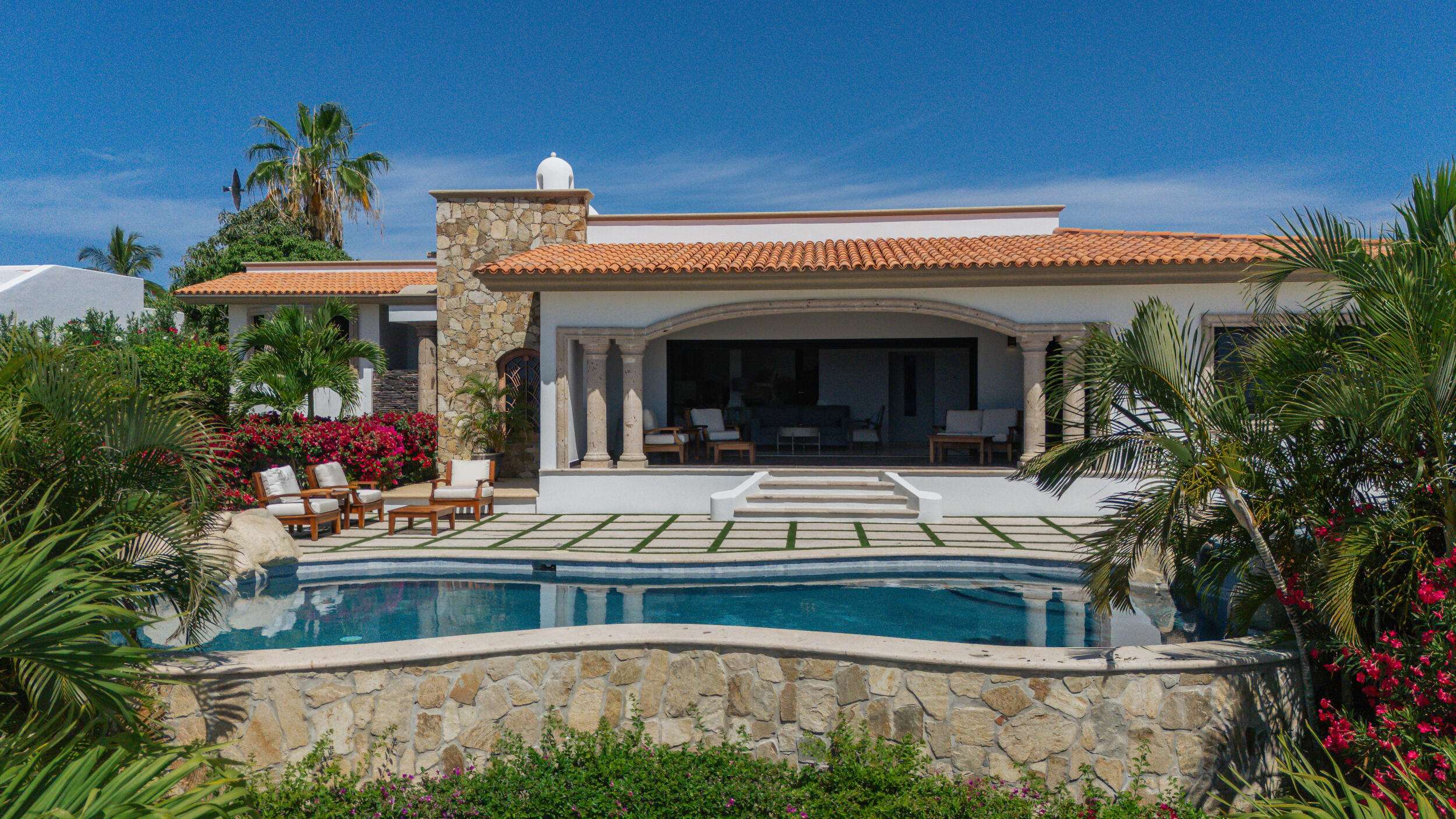 Los Cabos Bugambilias Located in Bugambillias at Cabo Real, this 3-bed, 4 full + 1 half bath home offers 2,754 ft² interior on a 3,378 ft² lot with ocean and golf course for sale