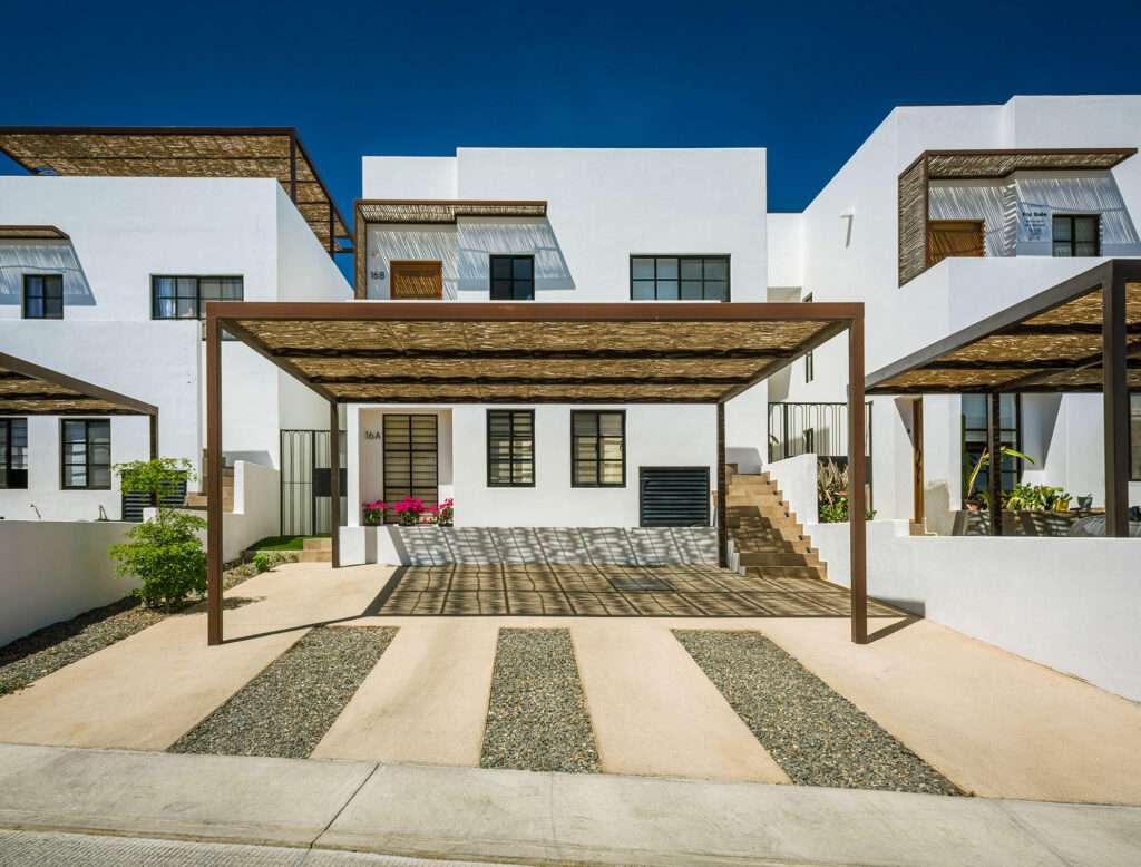 Los Cabos Rivieri Embrace the best of Cabo in this modern 2-bedroom duplex located in the premier neighborhood of El Tezal. This property stands out with its exceptional common areas, giving you access to two beautiful pools, a gym, a pickleball court, a common room, and collaborative workspaces. It is a highly pet-friendly environment with a dedicated pet area, all protected by 24/7 gated security.Located in Cabo's fastest-growing residential hub, you're just minutes from top schools, shopping, and effortless highway access to both downtown and the corridor. – Rivieri, Cabo Corridor, Cabo Corridor, BS