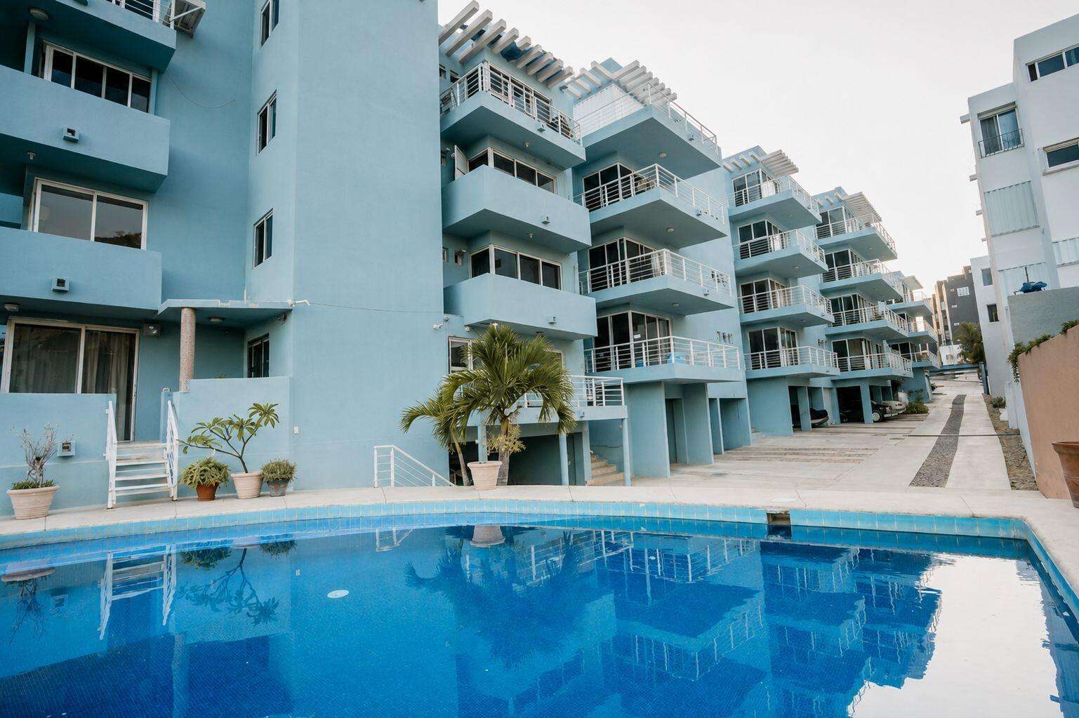 Los Cabos Luna Del Tezal Excelente oportunidad en Luna del Tezal!Departamento de 2 recámaras y 2 baños, ubicado en el segundo piso. Cuenta con cocina integral equipada con cubierta de cuarzo, área de lavado, clósets, minisplits y persianas, listo para habitarse o destinarse a inversión. Sus amplios ventanales brindan excelente iluminación natural y una agradable vista hacia las áreas comunes del desarrollo. Ubicado en una de las zonas con mayor crecimiento y plusvalía de Cabo San Lucas, es una excelente oportunidad para adquirir un patrimonio o generar ingresos por renta. Precio de venta: for sale