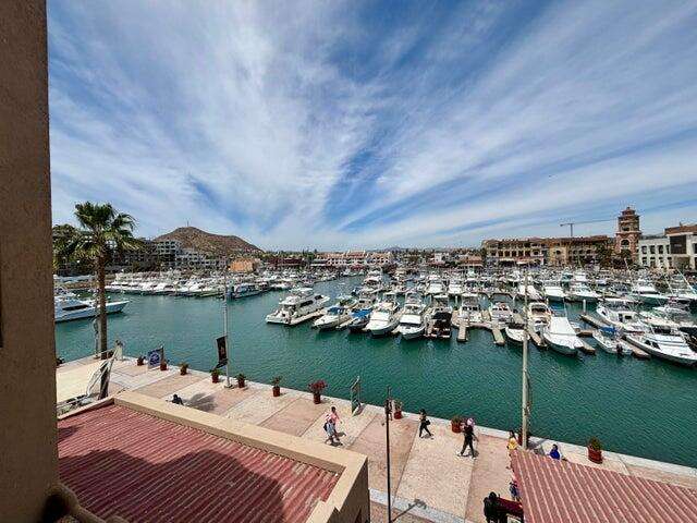 Los Cabos Luna Del Tezal Excelente oportunidad en Luna del Tezal!Departamento de 2 recámaras y 2 baños, ubicado en el segundo piso. Cuenta con cocina integral equipada con cubierta de cuarzo, área de lavado, clósets, minisplits y persianas, listo para habitarse o destinarse a inversión. Sus amplios ventanales brindan excelente iluminación natural y una agradable vista hacia las áreas comunes del desarrollo. Ubicado en una de las zonas con mayor crecimiento y plusvalía de Cabo San Lucas, es una excelente oportunidad para adquirir un patrimonio o generar ingresos por renta. Precio de venta: for sale