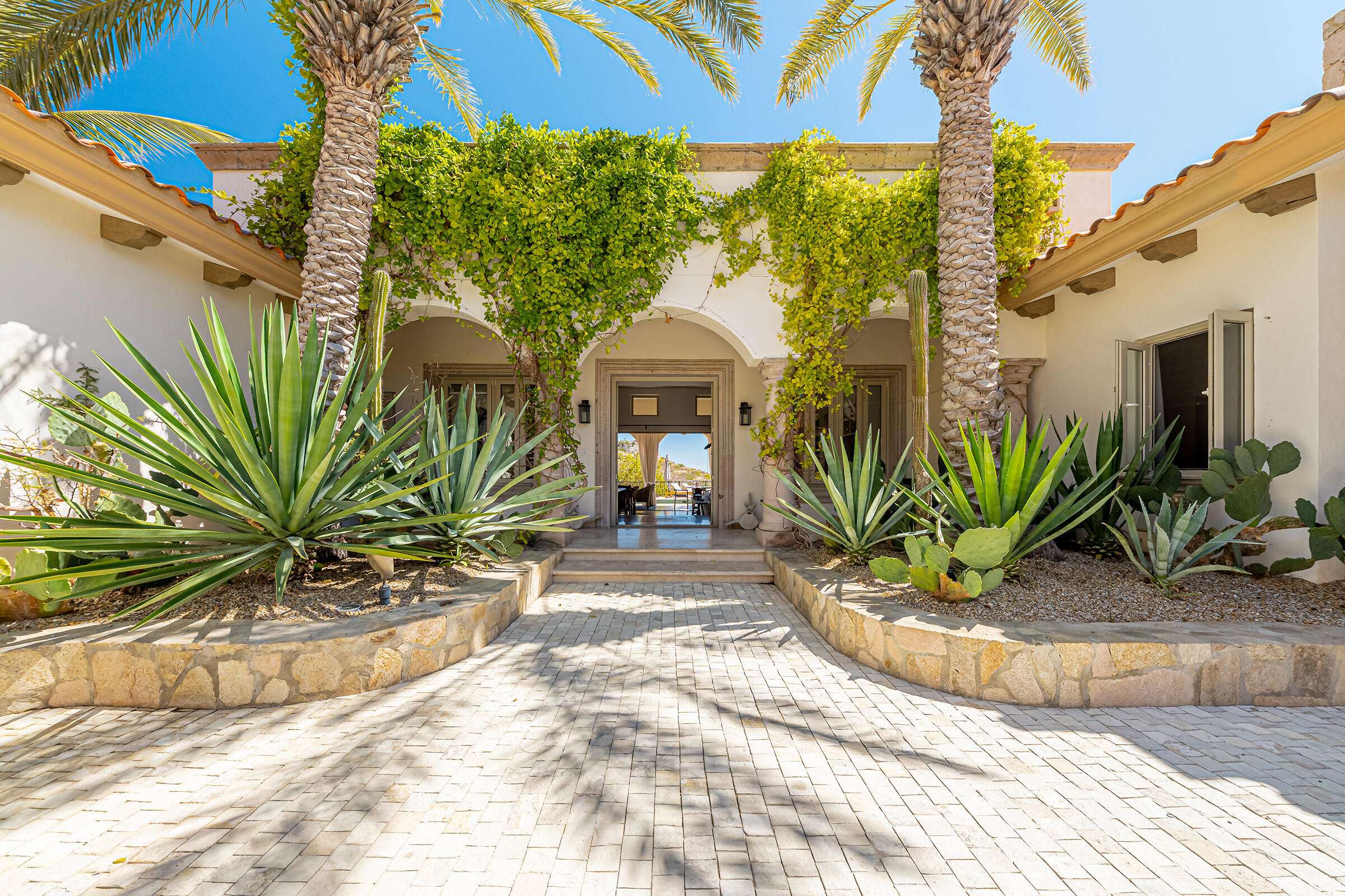 Los Cabos Santa Carmela Luxury turnkey estate located in the prestigious gated community of Santa Carmela. Beautiful protected ocean – Lot #13 Rtno. Sta Clara, Cabo Corridor, BS